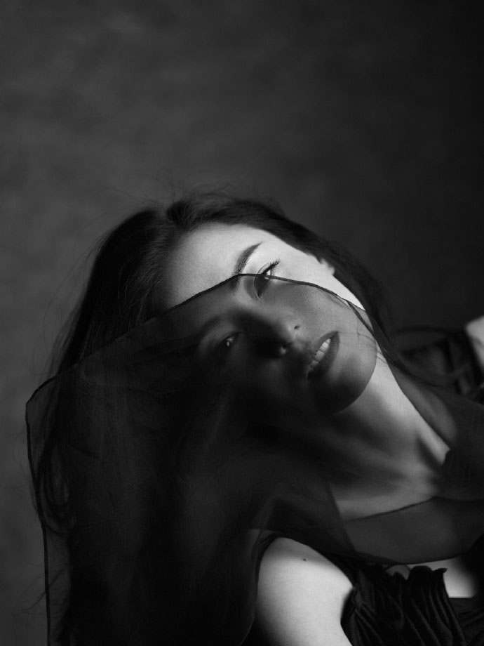 高清中国香港美女张柏芝图片：黑白大片知性优雅图片