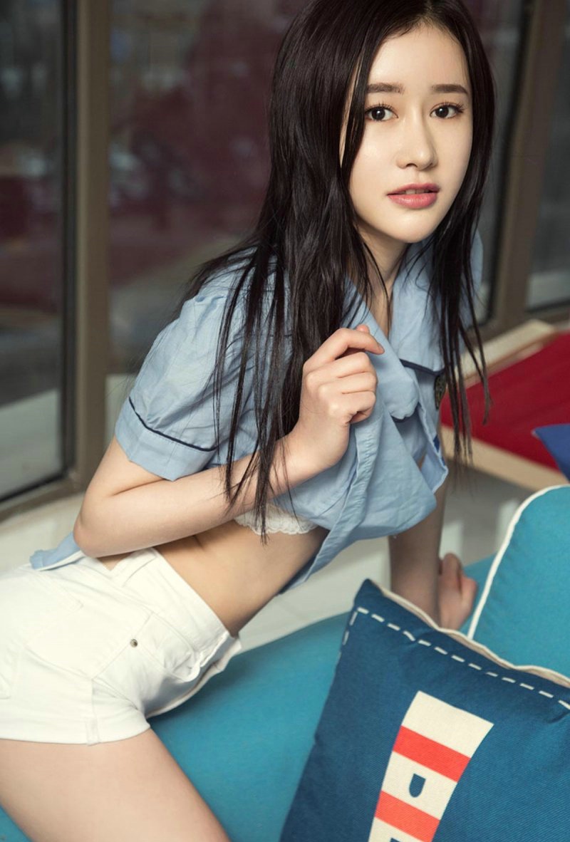 清纯美女王林热裤美腿白嫩妩媚自拍照图片