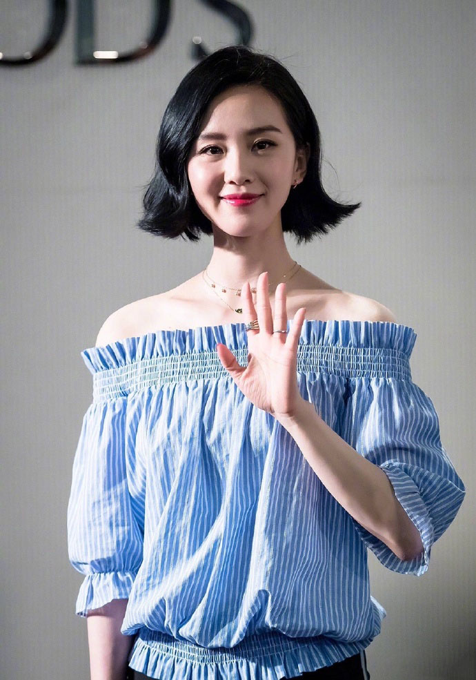 刘诗诗《梦幻西游》花絮美图：小狮子们舔起来图片