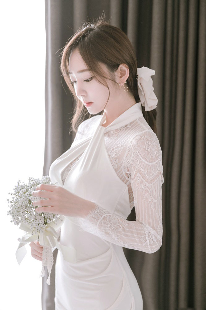 深夜寂寞的女人  性感丰满美女床上自拍照图片