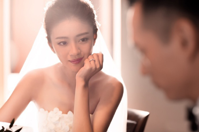 安以轩时尚写真图片 展优雅知性魅力图片