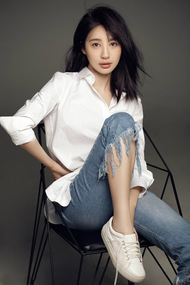李菲儿黑白梦幻写真大片颠覆造型图片
