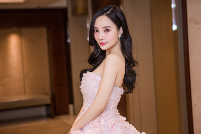 李小璐穿超短裙秀美腿图片