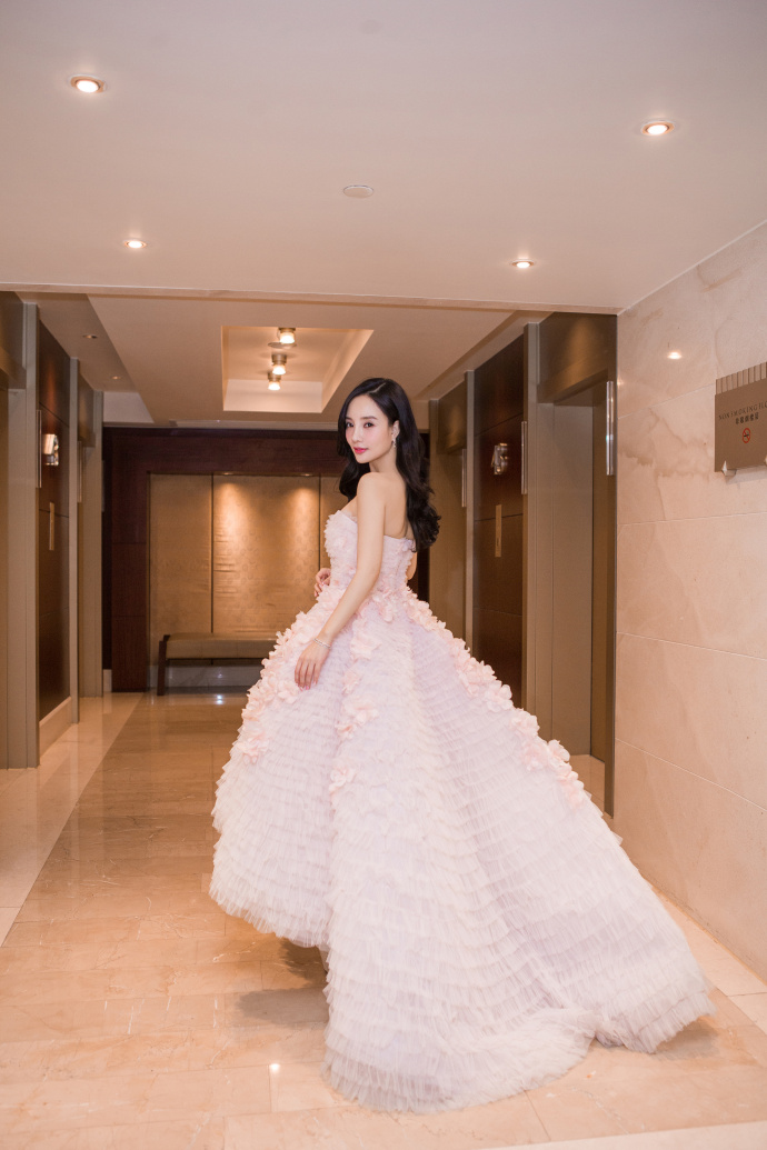 李小璐粉色抹胸花瓣长裙性感活动照图片图片