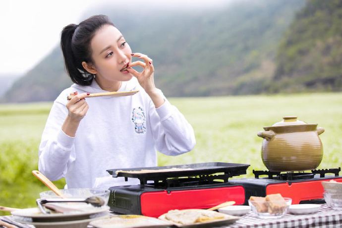 王鸥参加《天天向上》综艺活动照图片图片