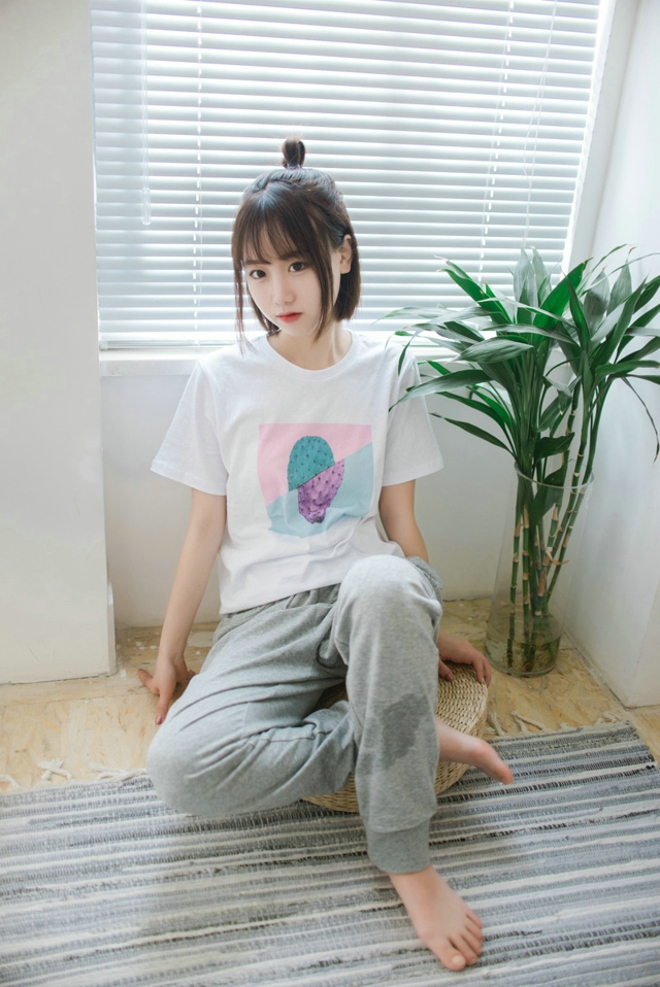 甜美少女开胸大胆诱惑写真图片