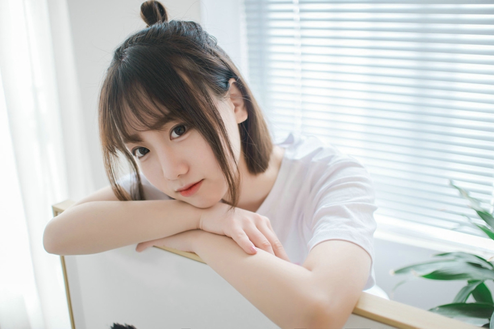甜美少女开胸大胆诱惑写真图片