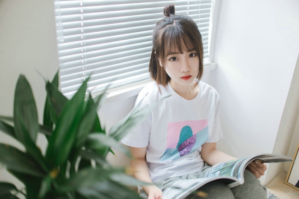 甜美少女开胸大胆诱惑写真图片