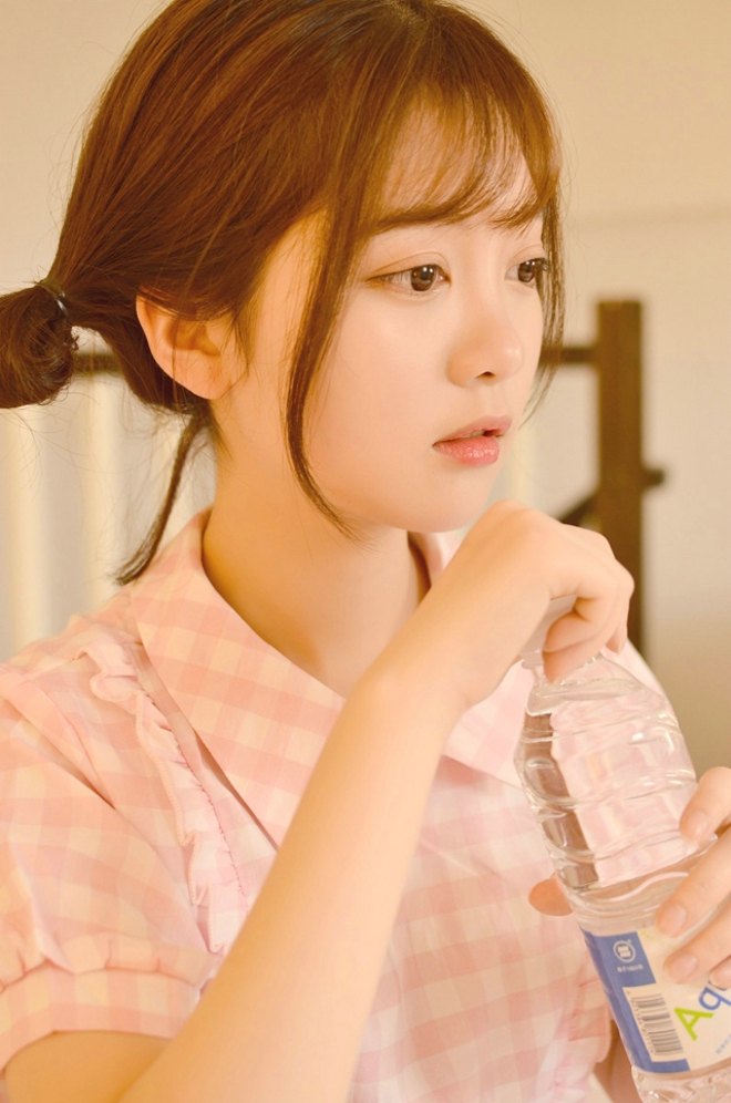 甜美少女开胸大胆诱惑写真图片