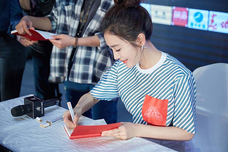 秦岚芭莎珠宝封面图片 烈焰红唇性感来袭图片