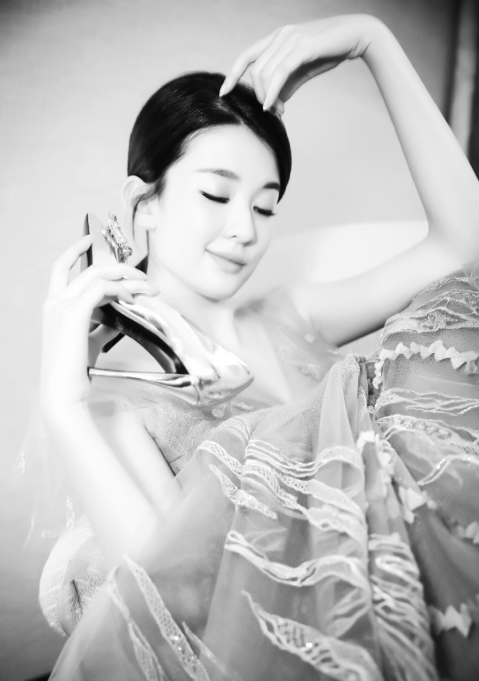乔欣朦胧意境黑白时尚写真图片