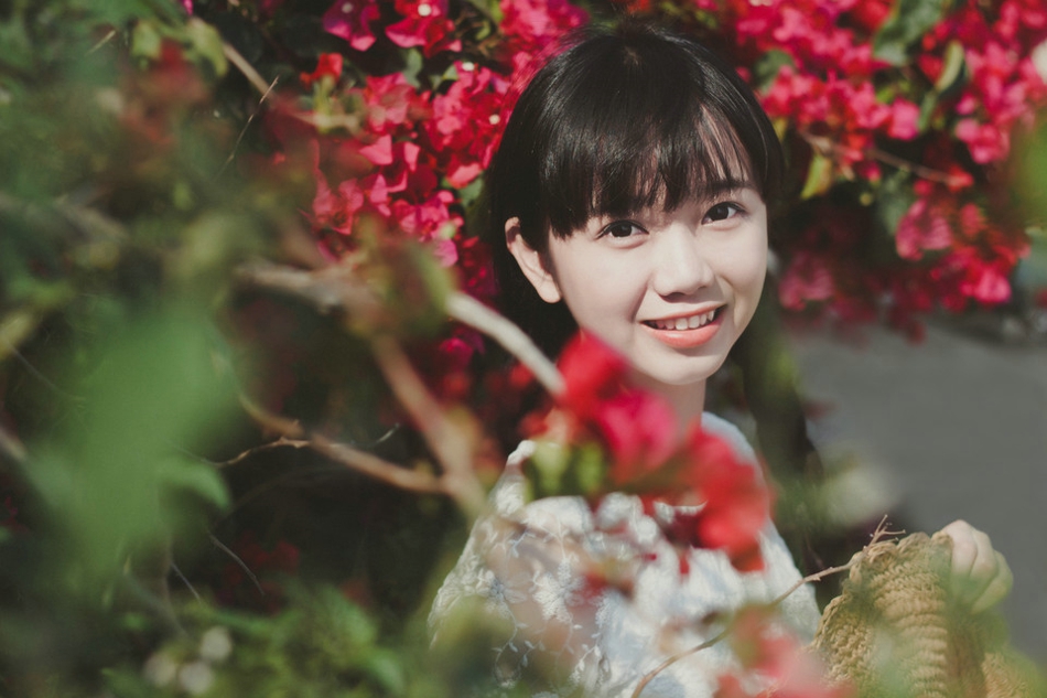 轻熟女安以轩最新写真图片 置身花园尽显优雅气质图片