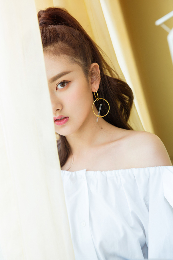 中国北京当代95后女演员宋祖儿性感时尚高清桌面壁纸图片