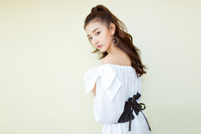 中国北京当代95后女演员宋祖儿早春清新高清桌面壁纸图片