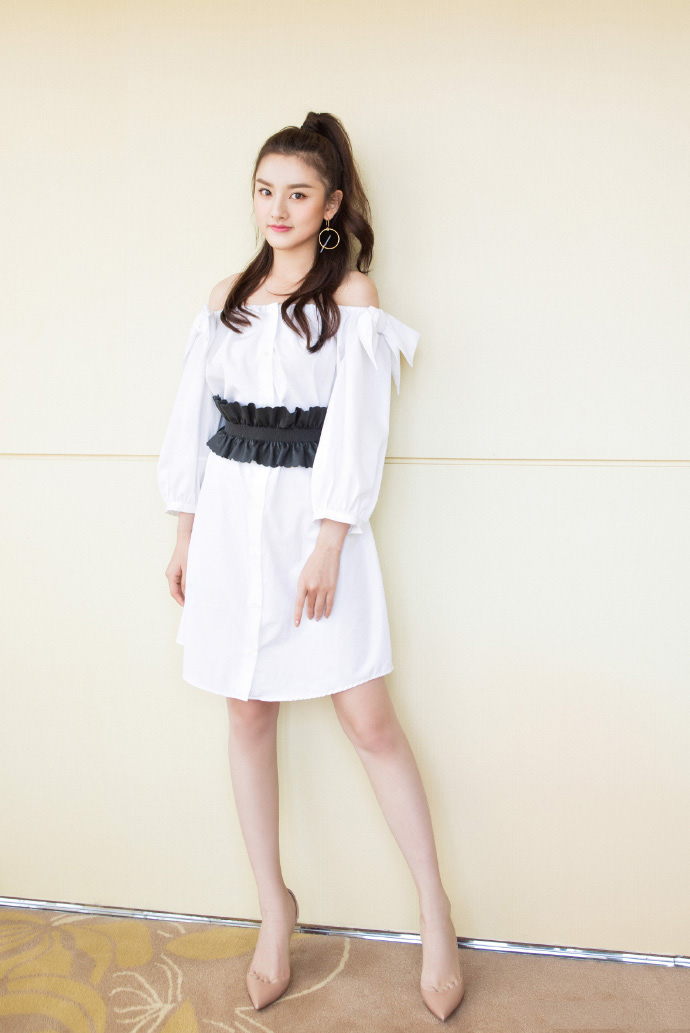 中国北京当代95后女演员宋祖儿复古格调高清桌面壁纸图片 中国北京当代95后女演员宋祖儿复古格调高清桌面壁纸图片