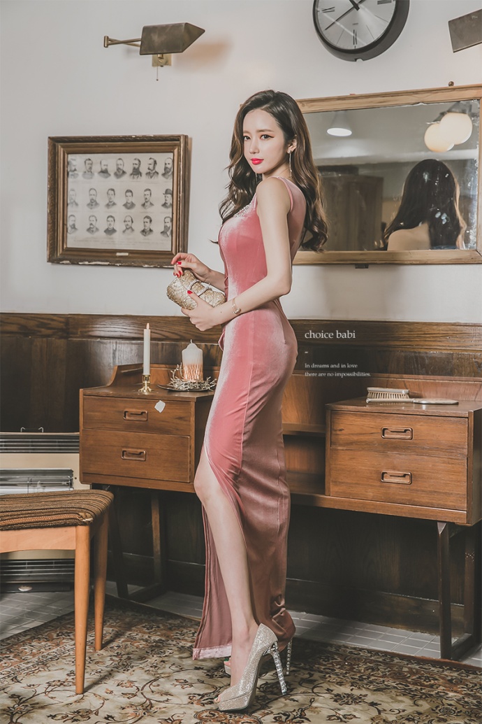 斜肩晚礼服美女李妍静前凸后翘诱惑私房照图片