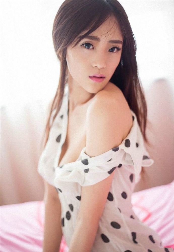 拿着手包的骨感美女性感美腿写真图片