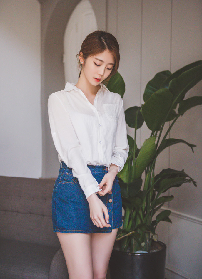 氧气美女沙发上嫩白肌肤美腿诱惑写真图片
