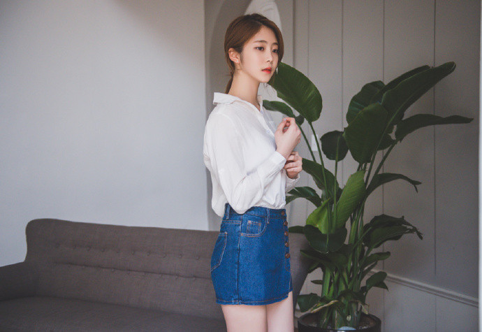 氧气美女沙发上嫩白肌肤美腿诱惑写真图片
