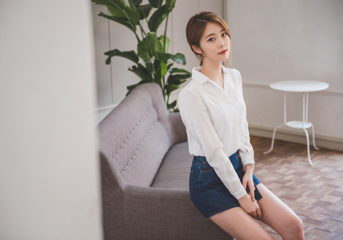 氧气美女沙发上嫩白肌肤美腿诱惑写真图片
