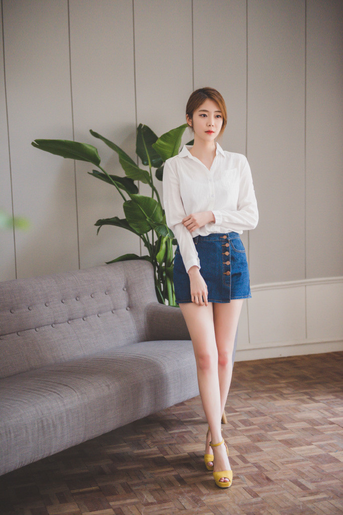 氧气美女沙发上嫩白肌肤美腿诱惑写真图片