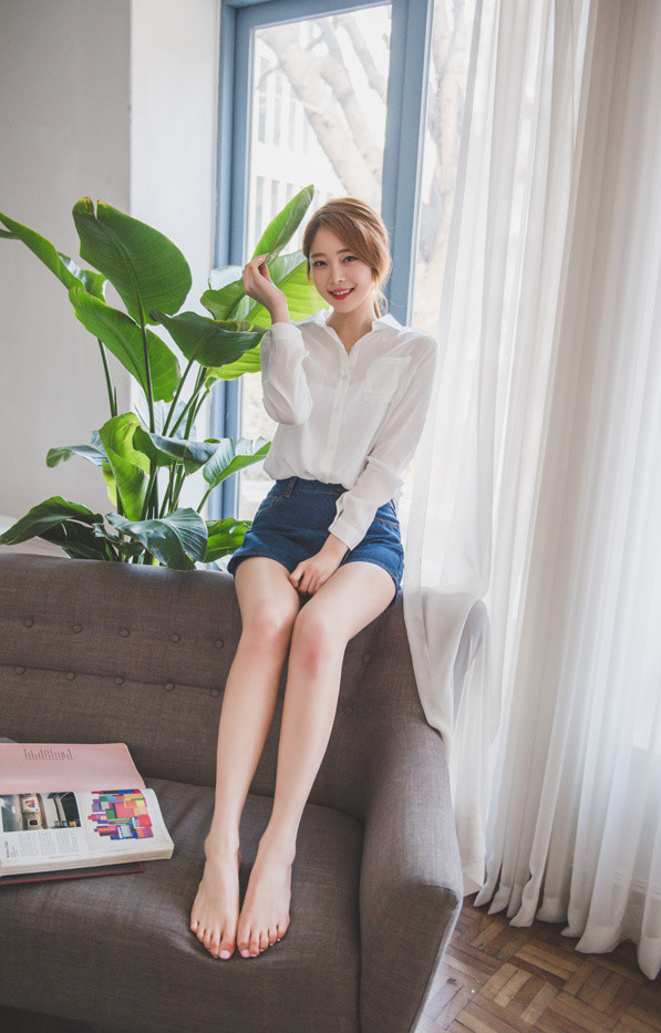 氧气美女沙发上嫩白肌肤美腿诱惑写真图片 氧气美女沙发上嫩白肌肤美腿诱惑写真图片