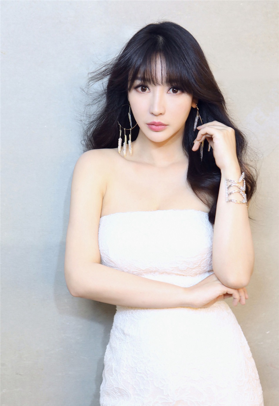 中国内地湖南衡阳女演员柳岩白色抹胸小秀香沟性感十足的图片图片