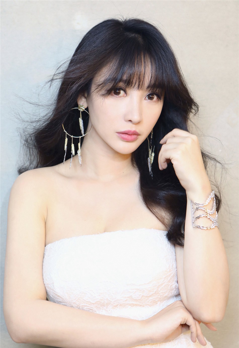 中国内地湖南衡阳女演员柳岩写真电脑桌面壁纸之网络美女图片