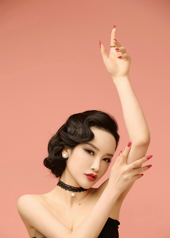 红色诱惑熟女少妇美照自拍图片