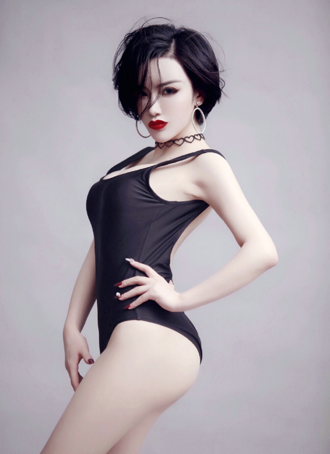 红色诱惑熟女少妇美照自拍图片