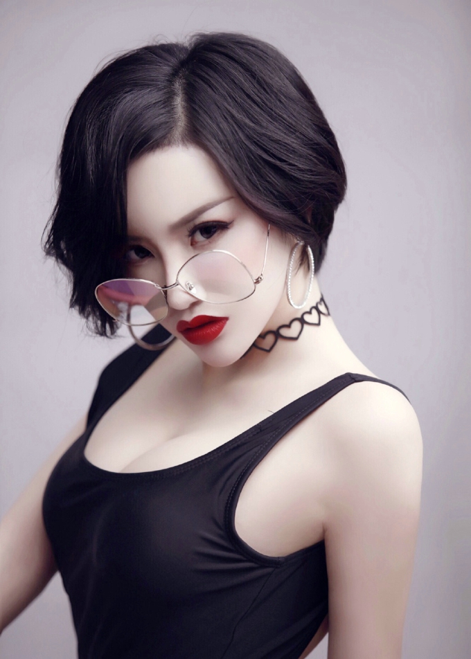 红色诱惑熟女少妇美照自拍图片
