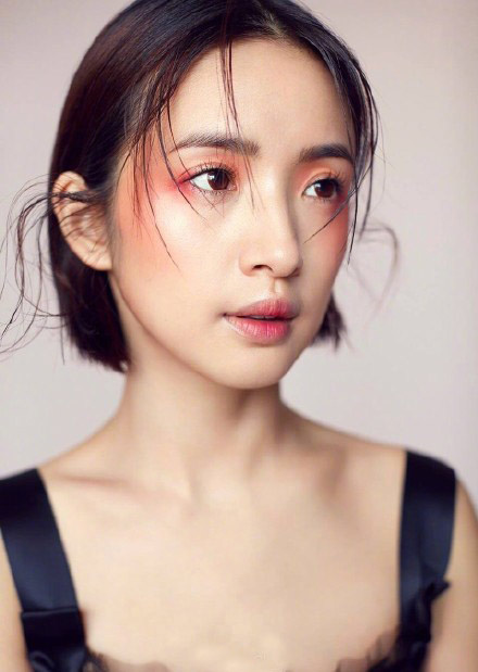 林依晨迷人微醺装时尚杂志写真图片