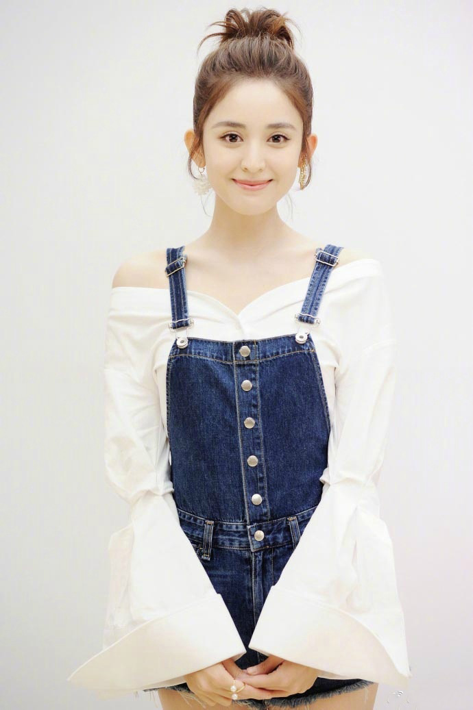 中国内地新疆乌鲁木齐市影视女演员古力娜扎清新丸子头手机壁纸图片 中国内地新疆乌鲁木齐市影视女演员古力娜扎清新丸子头手机壁纸图片