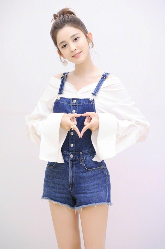 中国内地新疆乌鲁木齐市影视女演员古力娜扎清新丸子头手机壁纸图片
