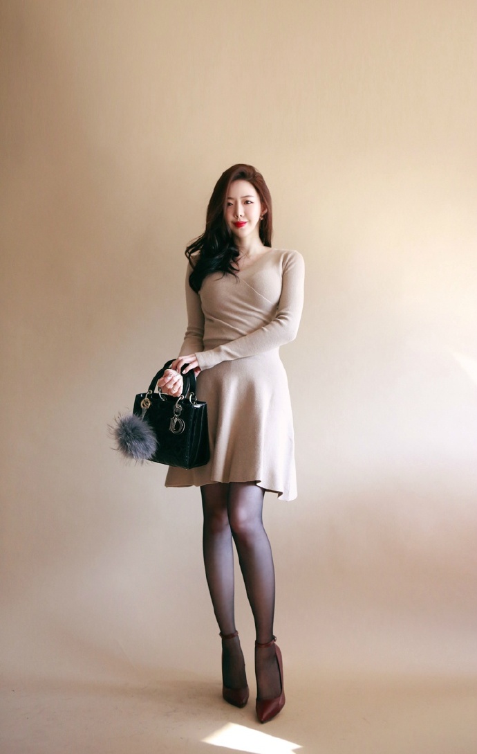 极品OL美女黑丝美腿玉足高跟私房性感美女写真图片