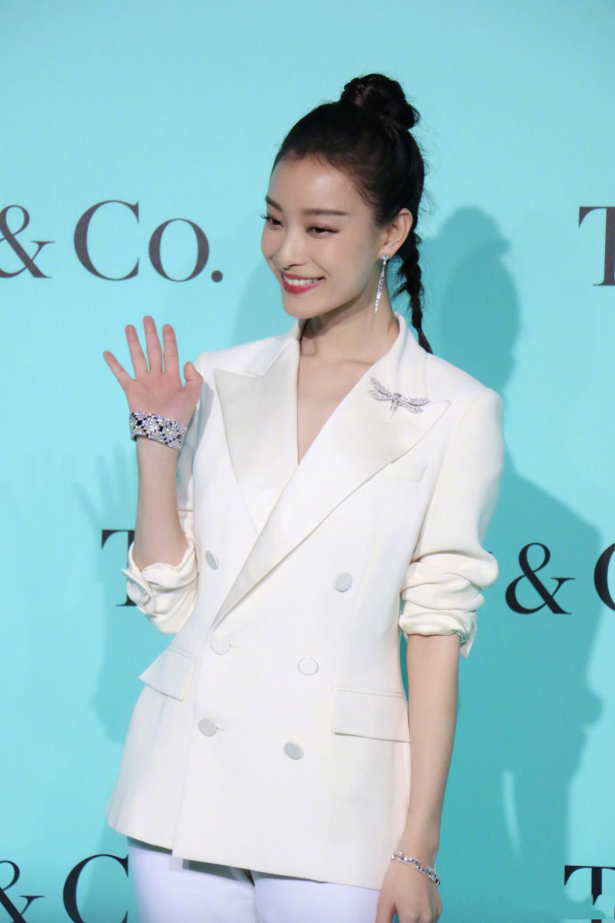性感女星倪妮礼服行走在戛纳明艳动人图片
