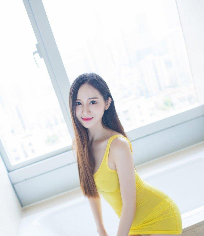 周冬雨出席活动图片：露腰高开叉礼服性感迷人图片