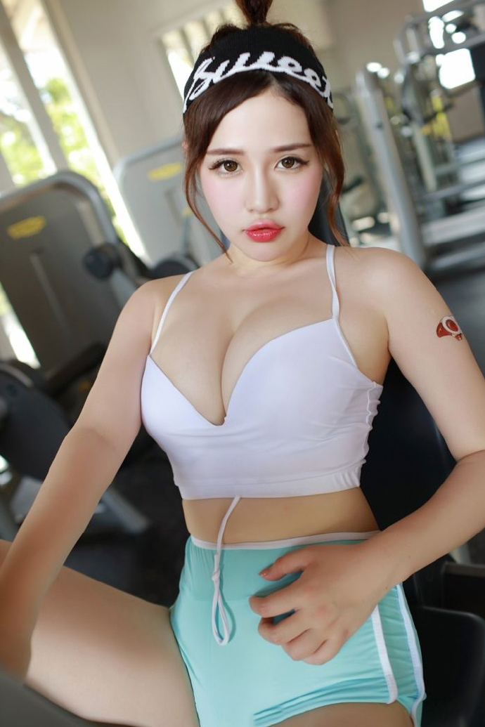 嘟嘟唇美女丰满上围诱人美女图片图片