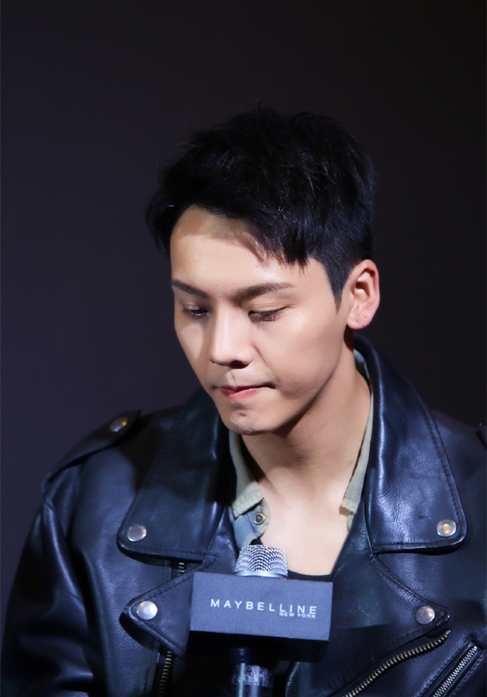 中国香港华语影视男演员歌手陈伟霆第四张个人专辑《headsortails》宣传写真图片陈伟霆专辑封面写真图片图片