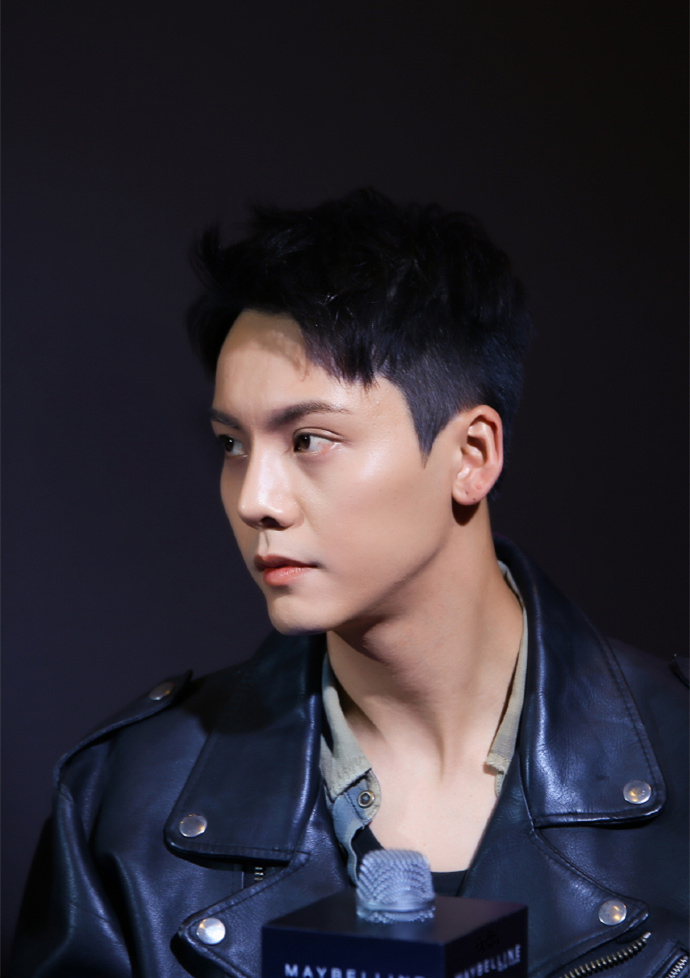 中国香港华语影视男演员歌手陈伟霆第四张个人专辑《headsortails》宣传写真图片陈伟霆专辑封面写真图片图片
