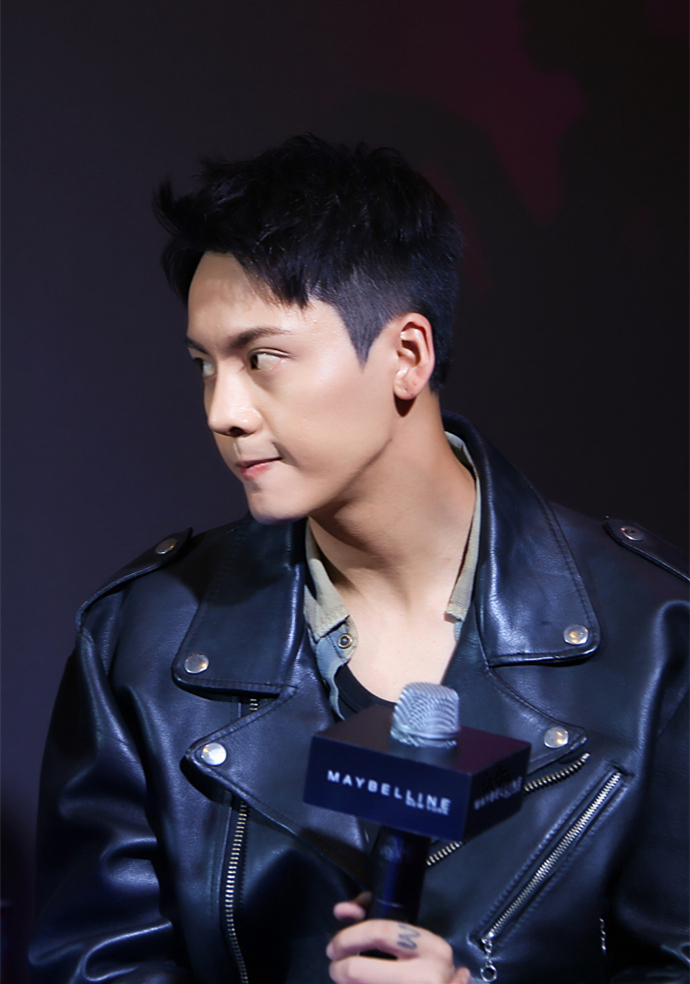 中国香港华语影视男演员歌手陈伟霆第四张个人专辑《headsortails》宣传写真图片陈伟霆专辑封面写真图片图片