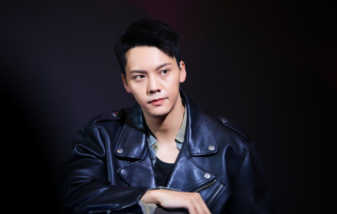 中国香港华语影视男演员歌手陈伟霆第四张个人专辑《headsortails》宣传写真图片陈伟霆专辑封面写真图片图片
