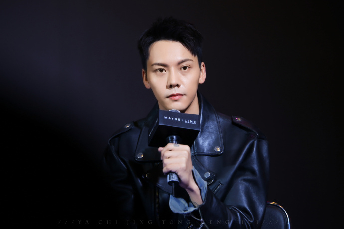中国香港华语影视男演员歌手陈伟霆第四张个人专辑《headsortails》宣传写真图片陈伟霆专辑封面写真图片图片