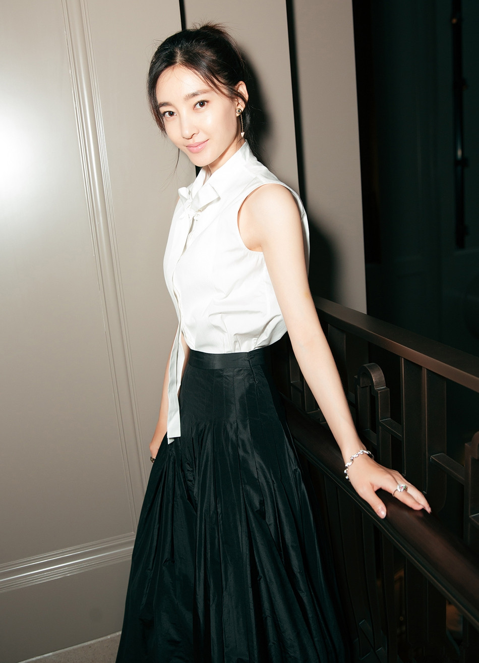 王丽坤黑白礼服优雅端庄图片图片