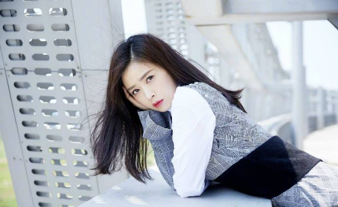 高清内地祖籍湖南益阳女演员华妃蒋欣诠释性感中的小清新时尚唯美写真图片