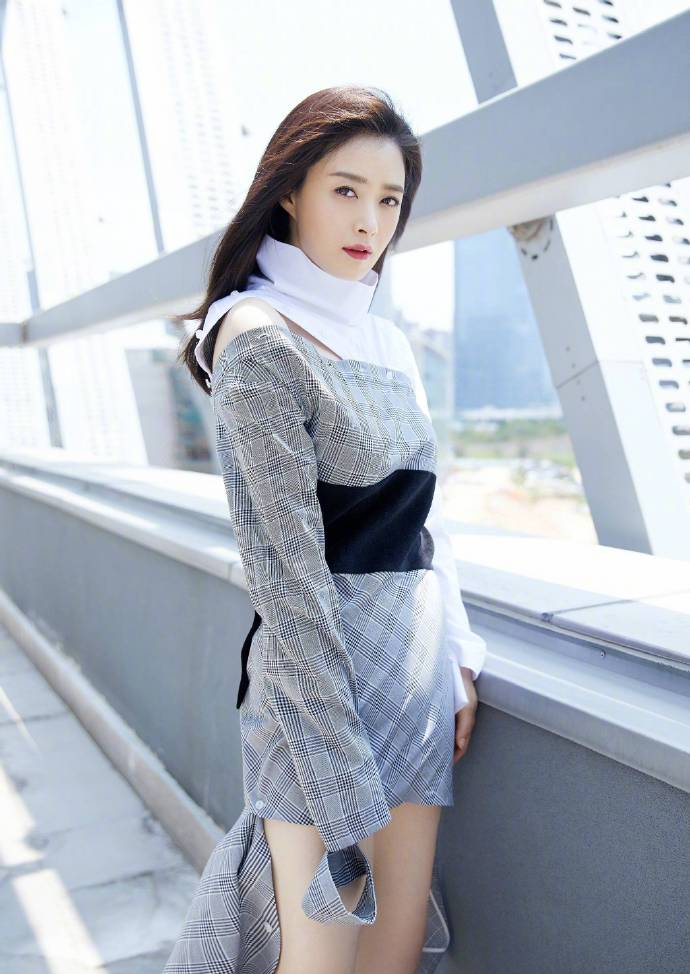高清内地祖籍湖南益阳女演员华妃蒋欣诠释性感中的小清新时尚唯美写真图片