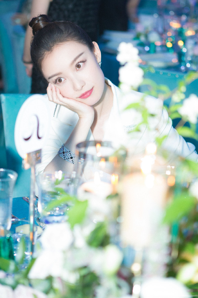 倪妮干练西装图片：化身白色小仙女图片