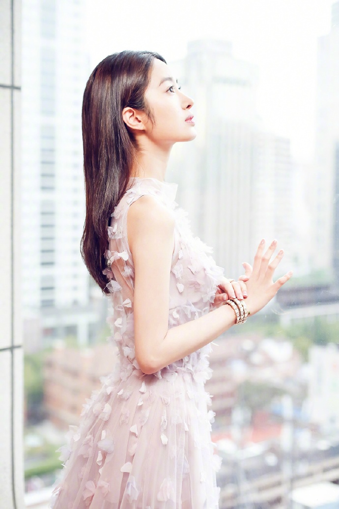 中国内地女演员、歌手、主持人杨采钰蕾丝透视裙性感写真图片图片
