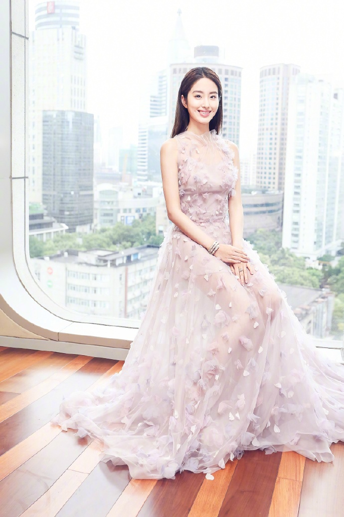 中国内地女演员、歌手、主持人杨采钰深V性感红色长裙写真高清图片图片