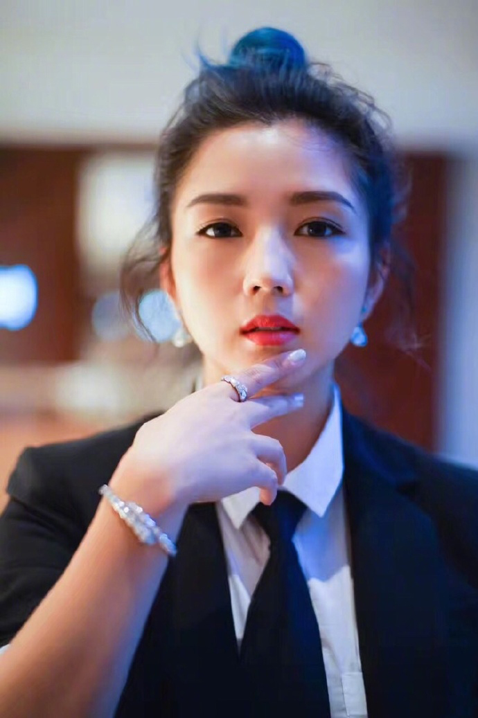 何洁图片